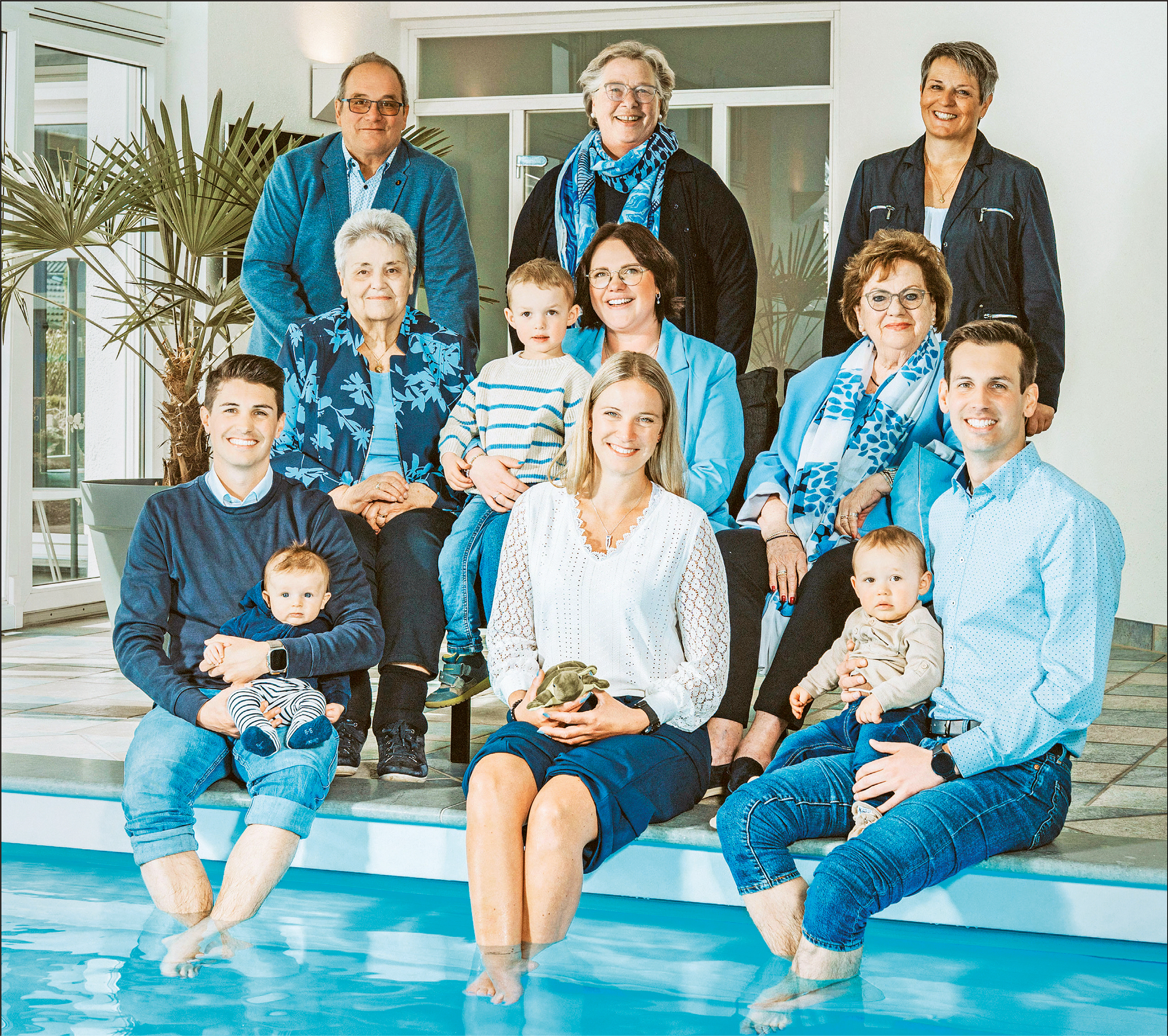 Ein Gruppenbilder der Gesellschafterfamilien Lahme. Zu sehen sind neun Erwachsene und drei Kinder.